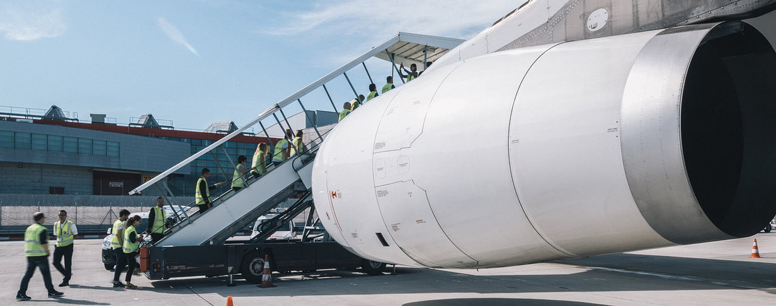 Visite d’avion sur le tarmac avec gilets jaunes